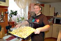 Jaroslav Obruča z Kraslic při přípravě rodinného receptu. V kuchyni je jako ryba ve vodě. 