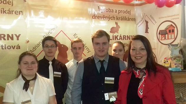 Fiktivní firma Adriana Bártlová, Králíkárny byla úspěšná na mezinárodním veletrhu v Praze.