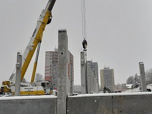 Stavba nového Penny v Chodově pokračuje i přes rozmary počasí