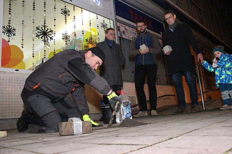 Pokládání kamenů zmizelých si v sobotu nenechaly ujít zhruba tři desítky lidí.