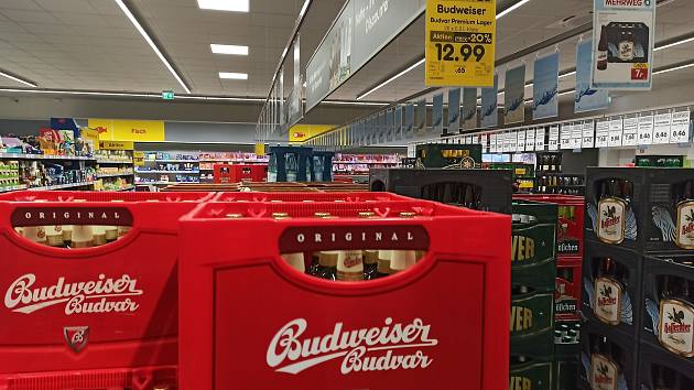 Für tschechisches Bier im Ausland.  Aufgrund der gestiegenen Lebensmittelpreise kaufen Tschechen in Deutschland ein