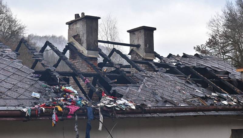 Požár střechy rodinného domu v Lokti.