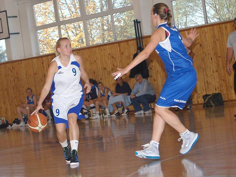 II. basketbalová liga žen: BCM Sokolov - BaK Plzeň (v modrém)