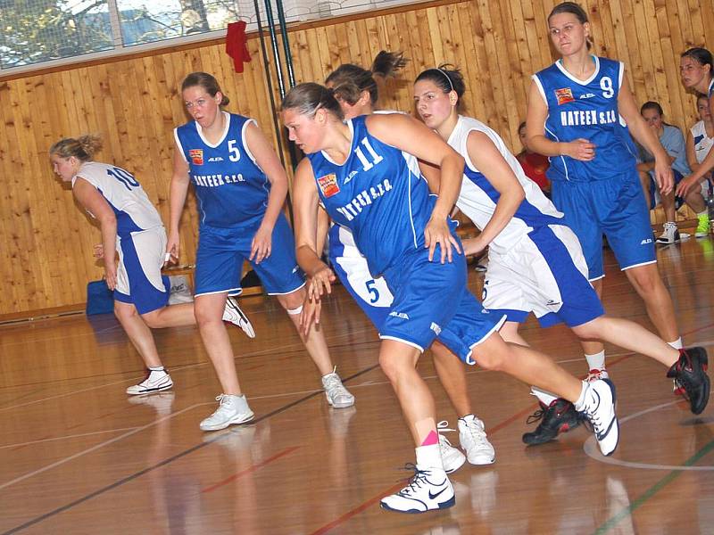 II. basketbalová liga žen: BCM Sokolov - BaK Plzeň (v modrém)