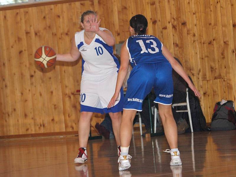 II. basketbalová liga žen: BCM Sokolov - BaK Plzeň (v modrém)