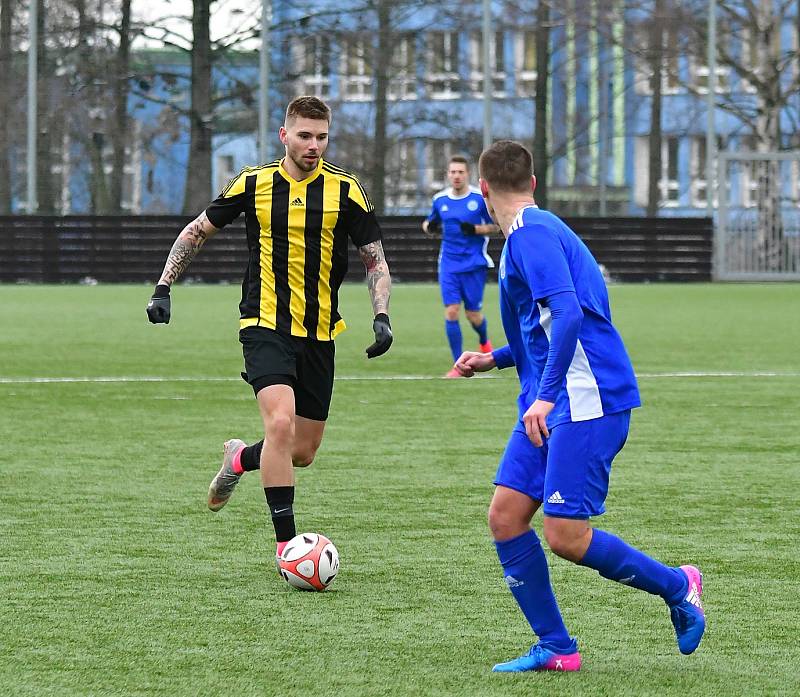 Březová  (v pruhovaném) vstoupila do jarní části Fortuna Divize B pravou nohou, když si vyšlápla na exligové Kladno, které porazila vysoko 3:0.