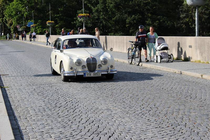 O víkendu zavítala do Lokte Prague retro rallye.