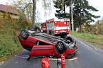 Řidička nezvládla průjezd zatáčkou, auto převrátila na střechu.