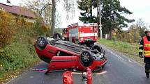 Řidička nezvládla průjezd zatáčkou, auto převrátila na střechu.