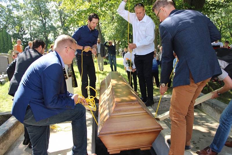 Uložení ostatků do obnovované hrobky na chodovském hřbitově.