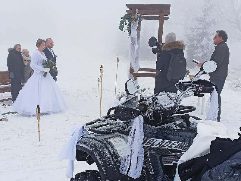 Nejen v únoru, ale i v prosinci a dokonce na horách si některé páry svatbu užívají.