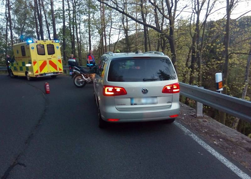 Po střetu se cyklista zřítil ze srázu, našli ho hasiči.