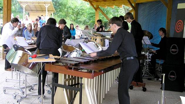 FESTIVAL UPROSTŘED EVROPY pokračoval v obci Šabina. Představili se zde studenti z hofské hudební školy.