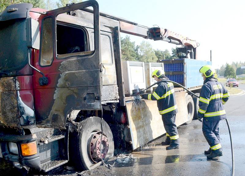 Požár nákladního auta na dálnici D6 u Sokolova.