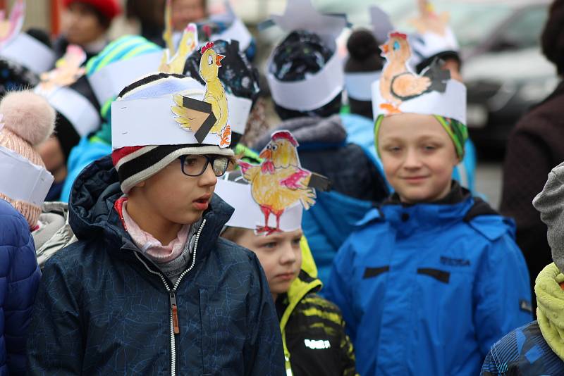 Děti v Kraslicích se loučily se zimou vhozením Morany do řeky.