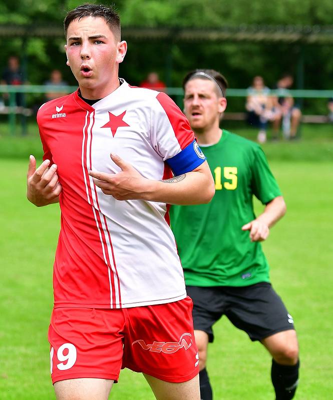 Derby s karlovarskou Slavií přetavila ve výhru 2:1 Březová,  které trefil tři body v 90. minutě střídající záložník Dan Krlička.