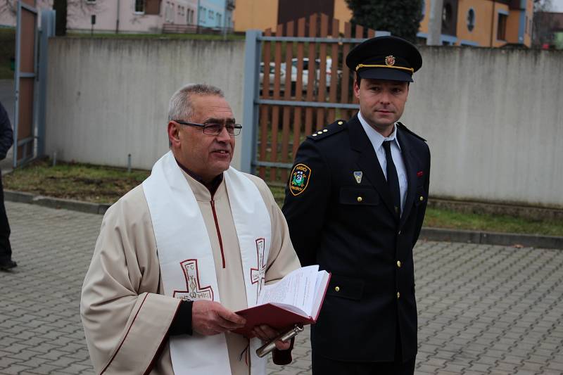 Hasiči z Vintířova dostali pod stromeček novou cisternu