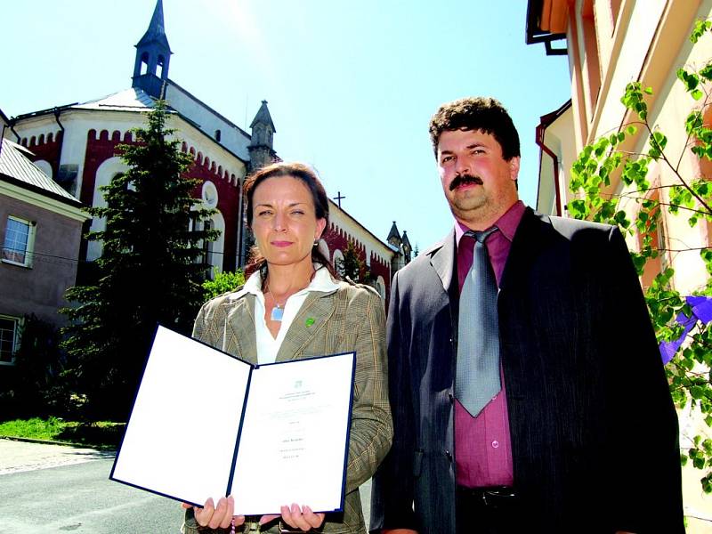 Starostka Lenka Sidorjaková a místostarosta Jan Masopust ukazují dekret, který vrací Krásnu statut města.