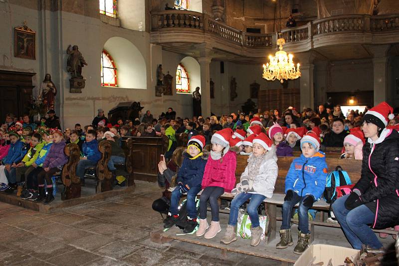 V kostele sv. Václava v Lokti zněly koledy a vánoční písně v podání žáků zdejší základní školy.