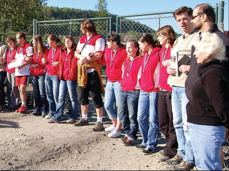 Odpůrci multifunikční haly v Karlových Varech zablokovali staveniště.