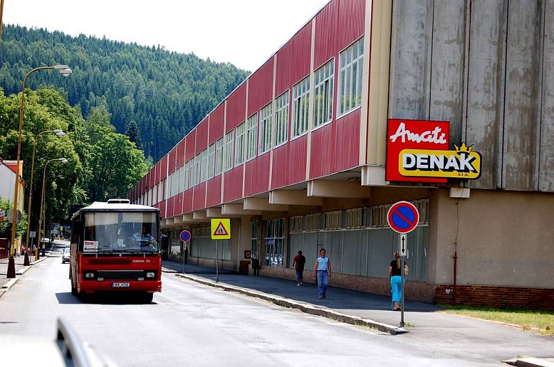 Druhý kraslický závod se Amati v dražbě nepodařilo prodat. Část toho hlavního (na snímku) chce pronajmout.