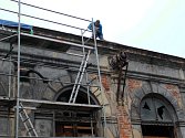 Město už bylo nuceno řešit havarijní stav střechy historické Dvorany a s tím souviselo i sejmutí památkově chráněných stropů.