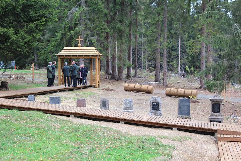 Pietní místo v lese u Jindřichovic.