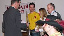 KŘESADLO 2008 – cenu pro dobrovolníky – obyčejné lidi, kteří dělají neobyčejné věci, si pátek večer na loketském hradě převzalo šest osobností z Karlovarského kraje. 