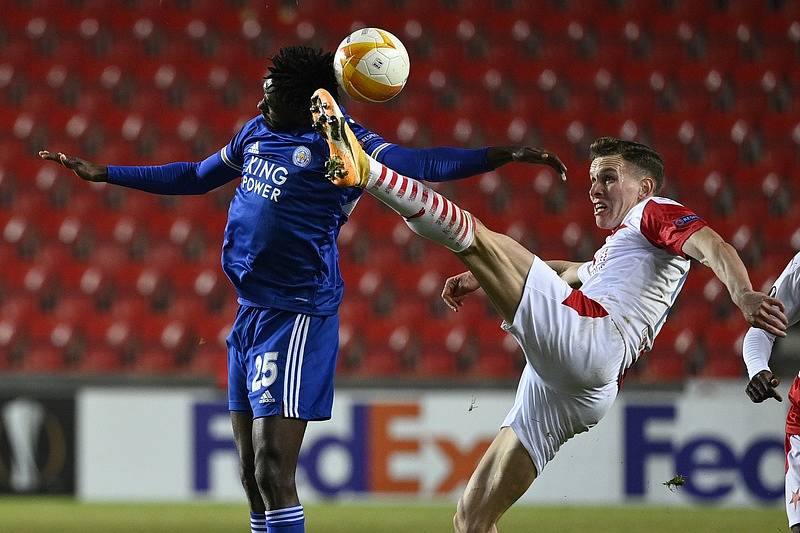 Lukáš Provod v dresu Slavie Praha proti Leicesteru