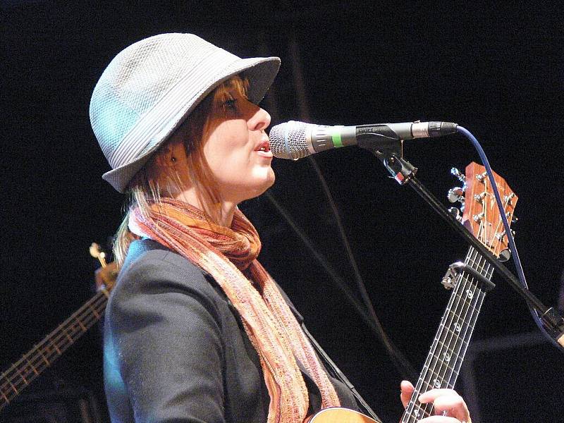 Suzanne Vega zpívala v Lokti.