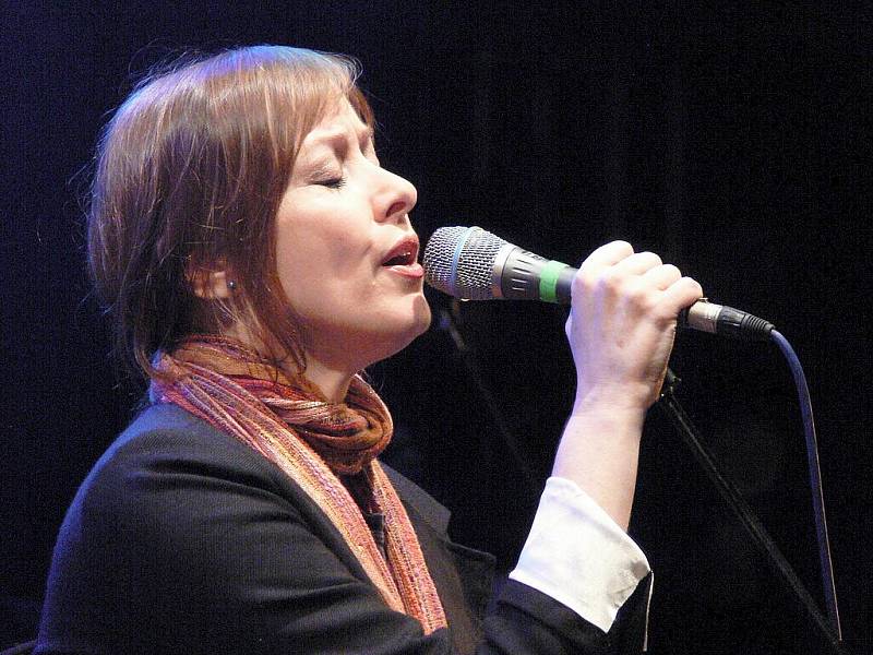 Suzanne Vega zpívala v Lokti.