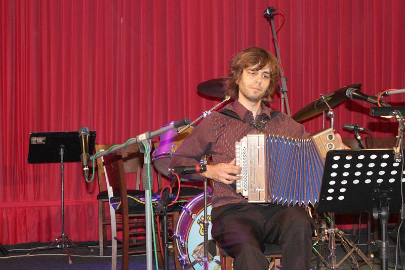 Diváky v Březové roztančily harmoniky, heligonky i dechovka.