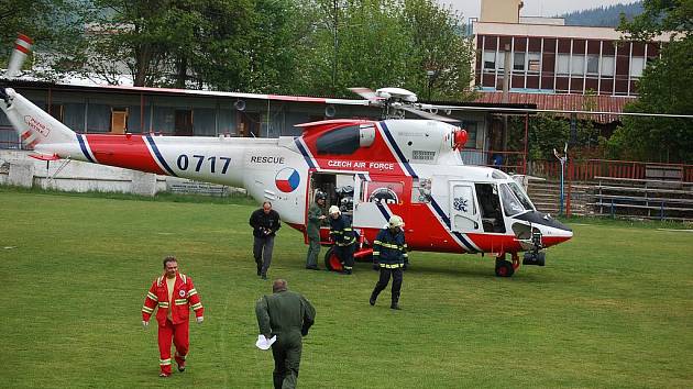 Popáleného muže transportoval vrtulník do nemocnice.