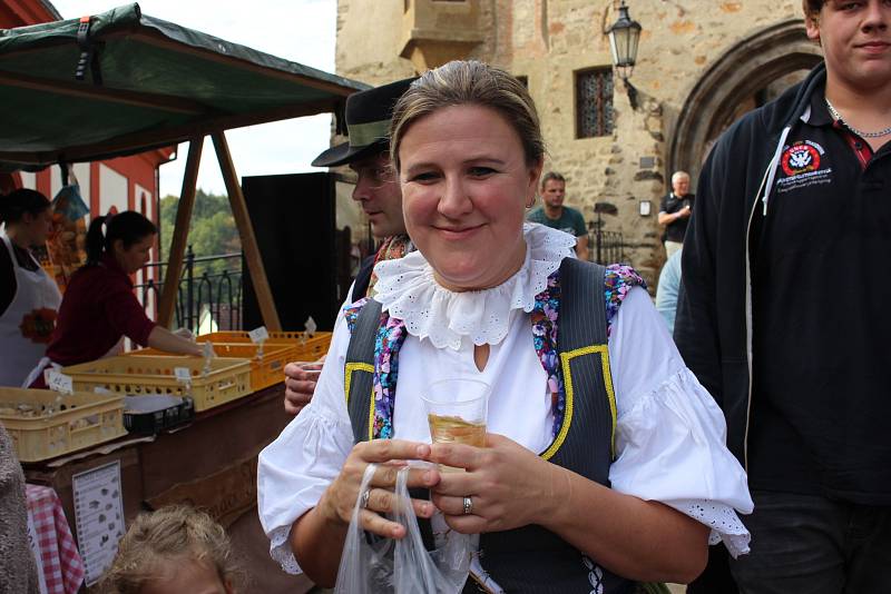 Svatováclavské vinobraní v Lokti přilákalo o víkendu opět tisíce lidí.