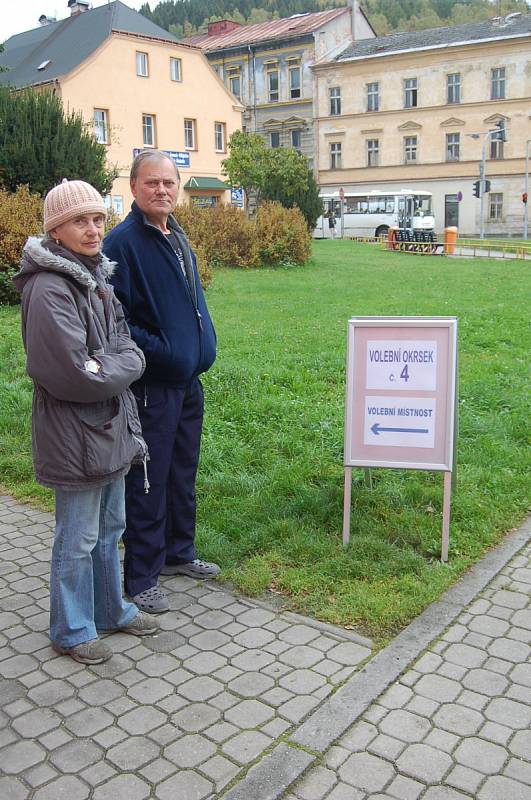 Volby v Kraslicích. V prvních minutách se lidé spíše trousili.