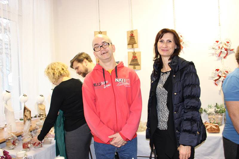 Vernisáží začala prodejní výstava Denního centra Mateřídouška s názvem Šikovné ruce v DDM Bludiště Chodov.