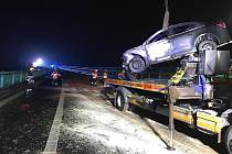 Vážná nehoda se odehrála v noci ze soboty na neděli na dálnici D6 nedaleko Sokolova. Řidička tady nabourala do svodidel, auto následně začalo hořet.