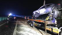 Vážná nehoda se odehrála v noci ze soboty na neděli na dálnici D6 nedaleko Sokolova. Řidička tady nabourala do svodidel, auto následně začalo hořet.