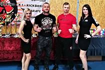 Zápasník MMA Tomáš "Thor" Kužela jako patron Samurai cupu 2019, na snímku Jiřího Kota s trenérem Václavem Kolářem a sličnými hosteskami