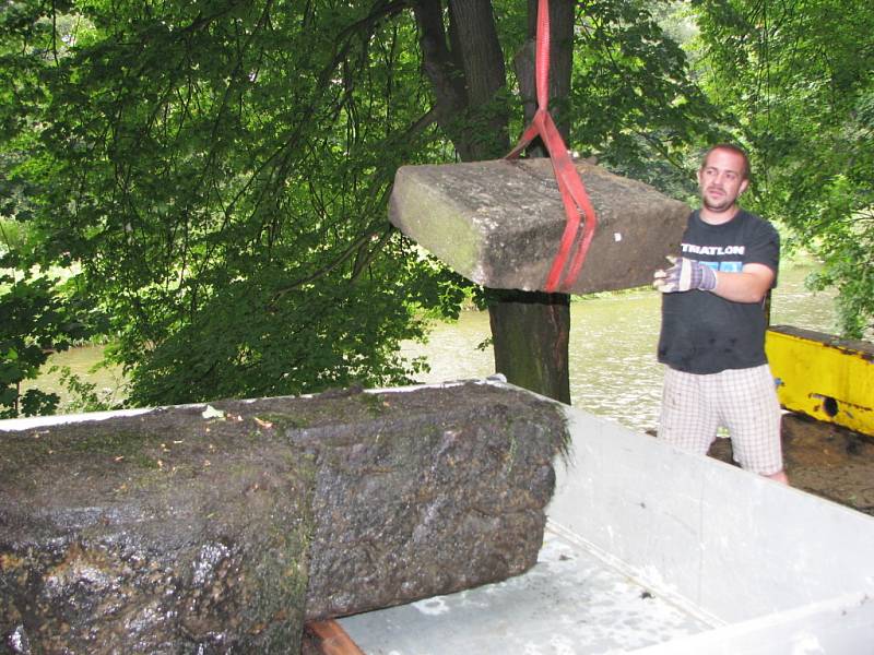 Vytažení zapomenutého pomníku z řeky Ohře. 