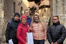 Jana Vrbová s rodinou navštívila hrad Loket v pondělí 25. října. Přivítali ji jako stotisícího návštěvníka.