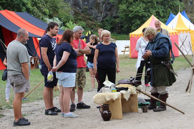 V rámci Středověkých slavností purkrabího Půty si návštěvníci užili program i v amfiteátru a na náměstí.