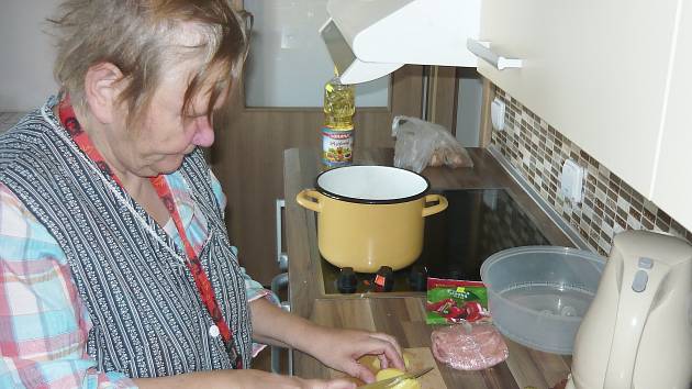KLIENTKA RYTMU MARIE VÁKOVÁ, která využívá službu podpory samostatného bydlení. Její součástí je i pomoc asistenta, který dochází až do domu.