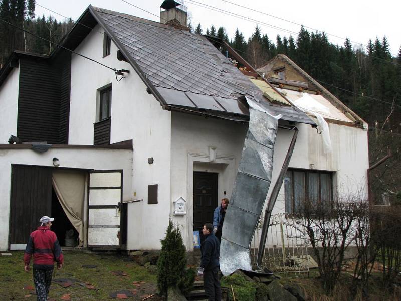 Zničený dům v Kraslicích.