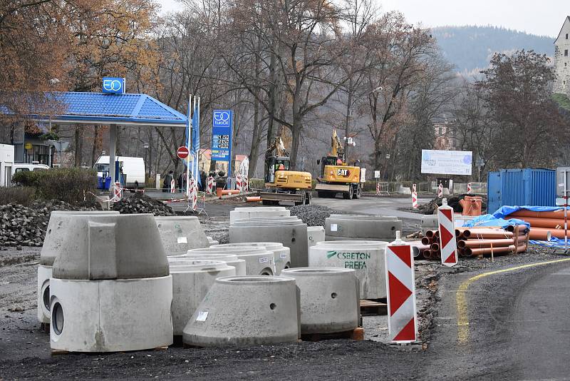 Stavba terminálu v Lokti přinesla omezení pro řidiče, chodce i cestující