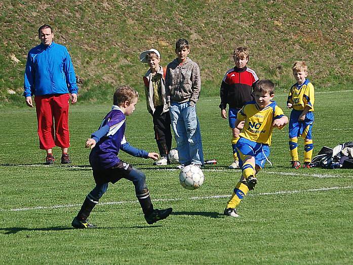 Turnaj přípravek v Habartově za účasti domácího Habartova (ve žlutém), Lomnice (v červeno-černém) a Kr. Poříčí (v modrém).