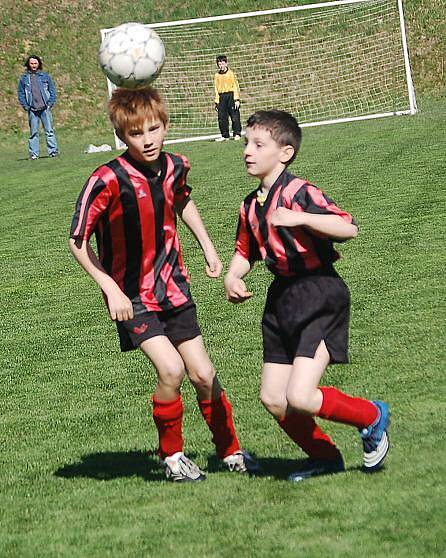 Turnaj přípravek v Habartově za účasti domácího Habartova (ve žlutém), Lomnice (v červeno-černém) a Kr. Poříčí (v modrém).