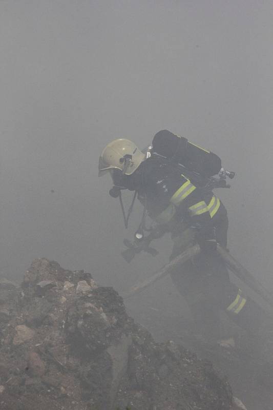 Požár skládky komunálního odpadu u Vintířova.