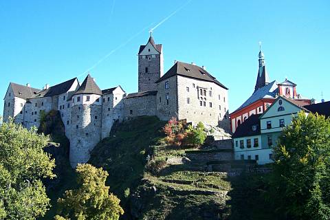 Hrad Loket byl založen v první polovině 13. století. Na jeho místě se nacházelo staré slovanské hradiště zvané starý Loket.
