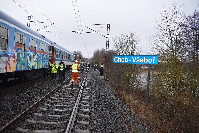 Hasiči cvičili u jesenické přehrady záchranu lidí při srážce vlaku s autem